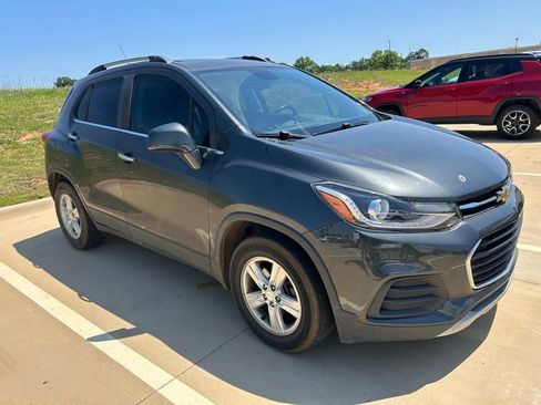 Used 2019 Chevrolet Trax LT w/ Sun & Sound Package FWD image 13