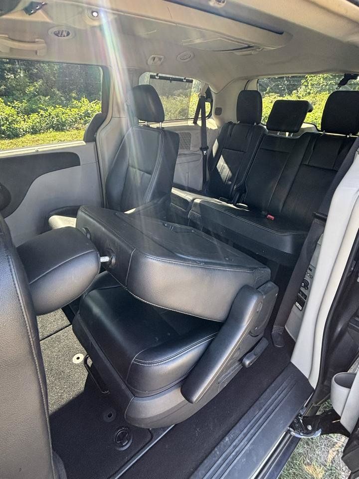 Used 2014 Chrysler Town & Country Touring-L w/ Driver Convenience Group FWD image 20