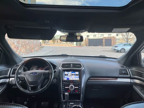 Used 2017 Ford Explorer Platinum image 12