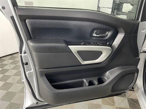 Used 2018 Nissan Titan SV image 14