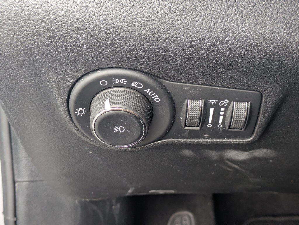 Used 2025 Jeep Compass Limited AWD/4WD image 17