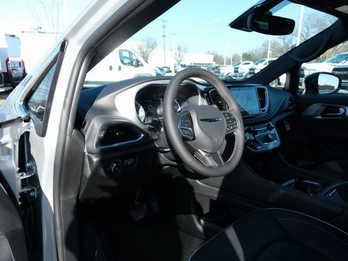 New 2026 Chrysler Pacifica Limited w/ Uconnect Theater Family Group image 4