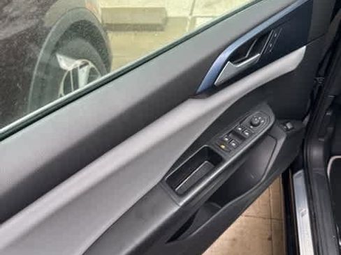 Certified 2022 Volkswagen Taos SE w/ Panoramic Sunroof Package image 12