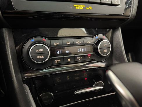 Used 2018 INFINITI QX30 Premium w/ Navigation Package image 24