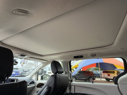 Used 2024 Chrysler Pacifica Limited image 15