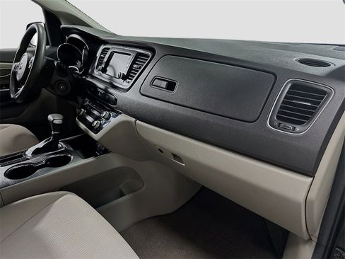 Used 2020 Kia Sedona L image 27