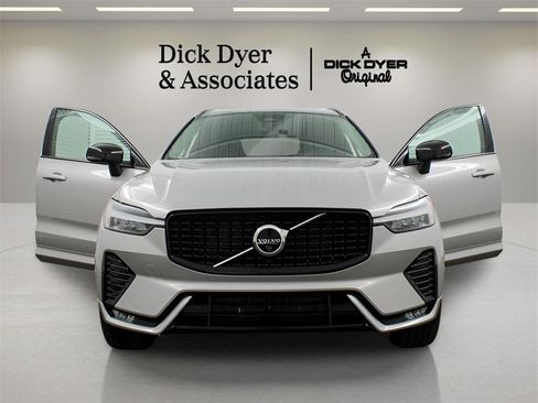Certified 2025 Volvo XC60 B5 Plus image 7