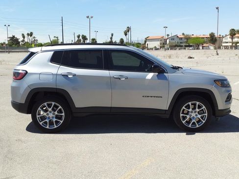 Used 2024 Jeep Compass Latitude image 4
