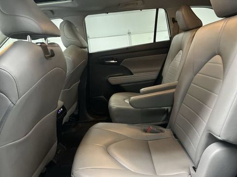 Used 2023 Toyota Highlander XLE AWD/4WD image 26