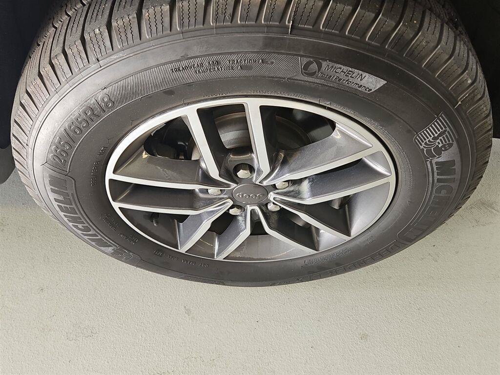 Used 2019 Jeep Grand Cherokee Overland AWD/4WD image 6