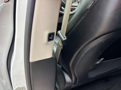 Used 2023 Chrysler Pacifica Touring-L FWD image 16