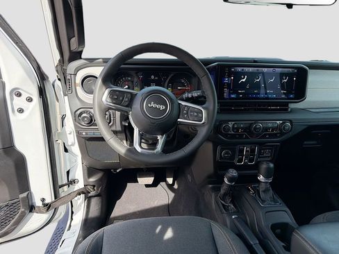 Used 2025 Jeep Wrangler Unlimited Sahara AWD/4WD image 27