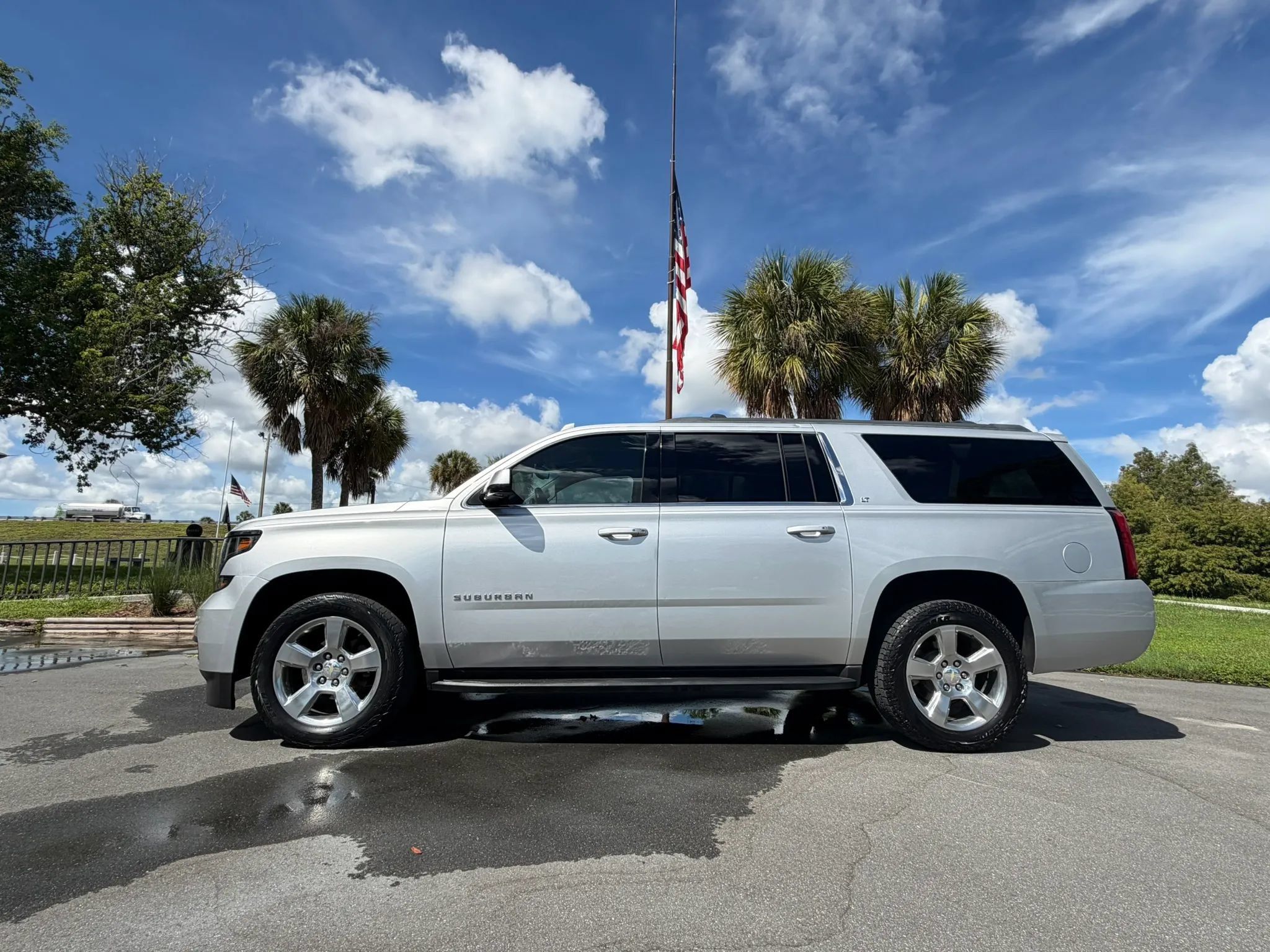 Used 2017 Chevrolet Suburban LT AWD/4WD image 38
