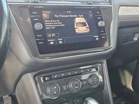 Used 2018 Volkswagen Tiguan SE AWD/4WD image 14