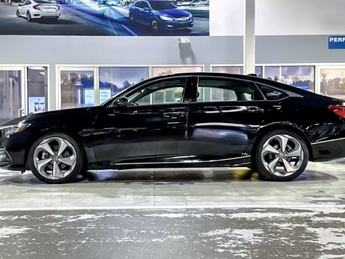 Used 2020 Honda Accord Touring image 2