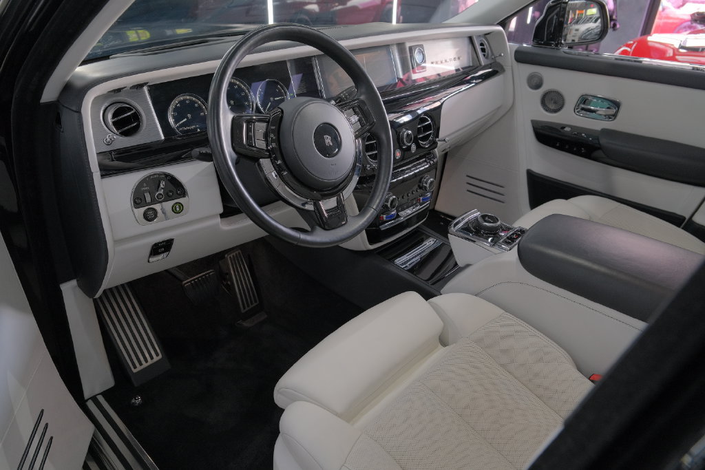 Used 2022 Rolls-Royce Phantom Sedan w/ The Phantom Package RWD image 34