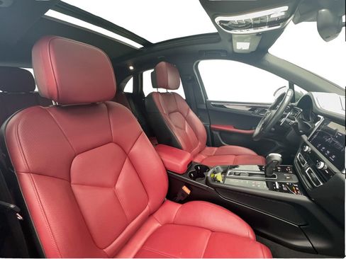 Used 2023 Porsche Macan AWD/4WD image 31