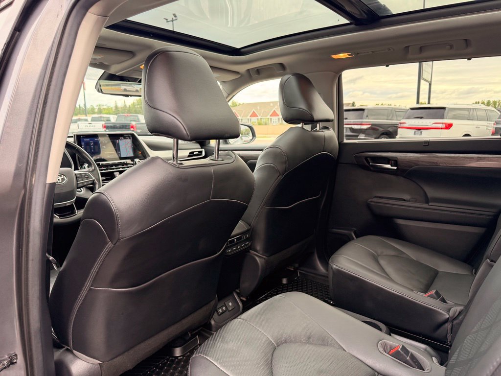 Used 2021 Toyota Highlander Platinum AWD/4WD image 25