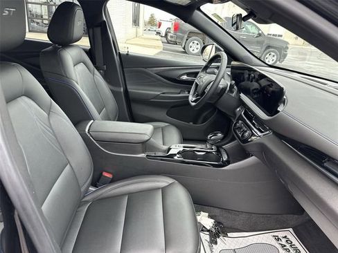 Certified 2025 Buick Envista Sport Touring FWD image 26