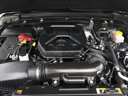 Used 2025 Jeep Wrangler Unlimited Rubicon w/ Dual Top Group AWD/4WD image 30