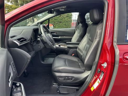 Used 2025 Toyota Sienna Limited image 11