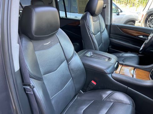 Used 2017 Cadillac Escalade ESV Premium Luxury image 32