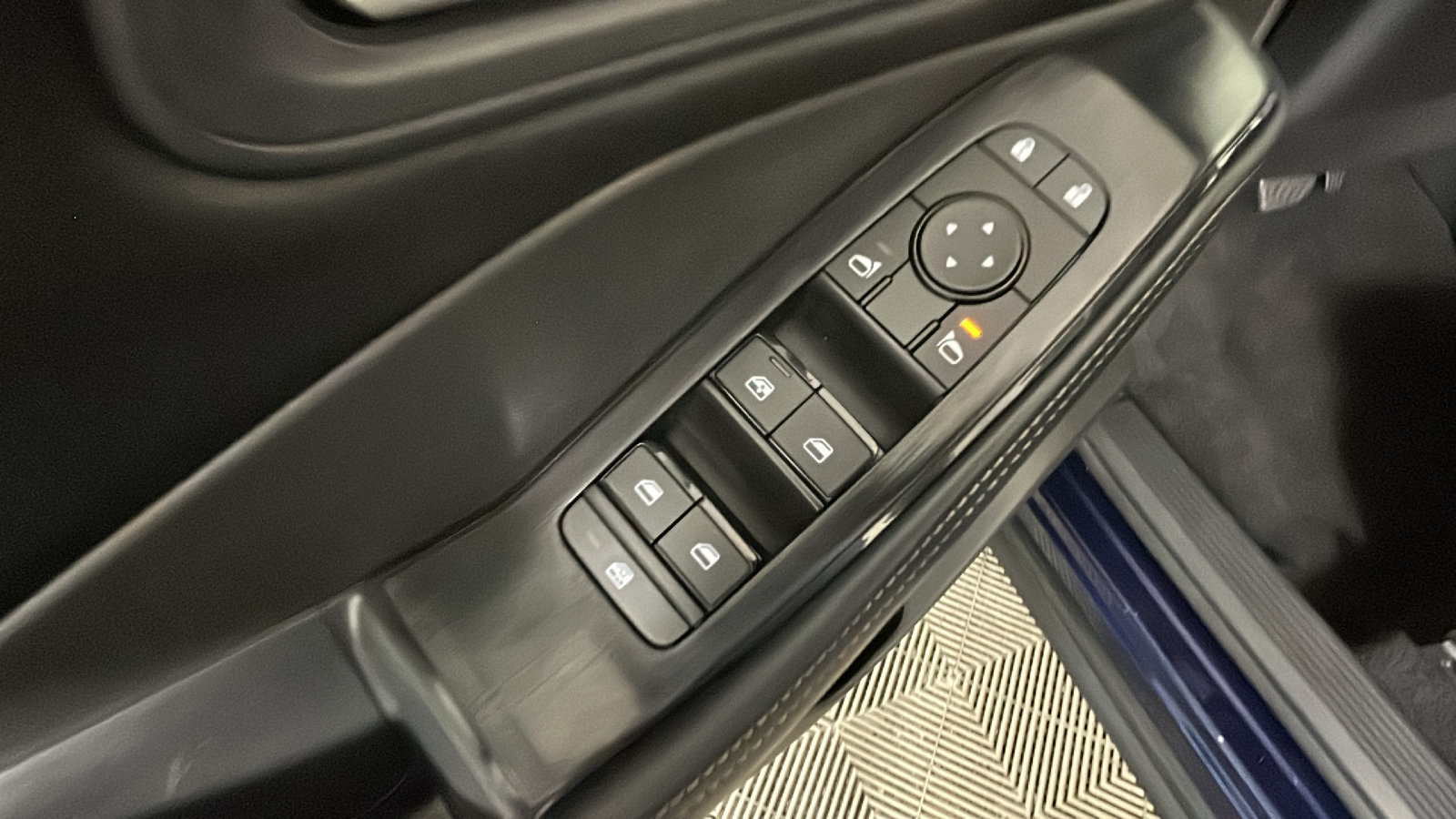 Used 2025 Nissan Rogue SV FWD image 12