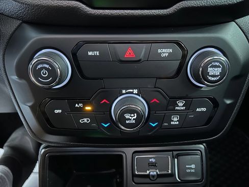 Used 2019 Jeep Renegade Latitude w/ Cold Weather Group FWD image 32