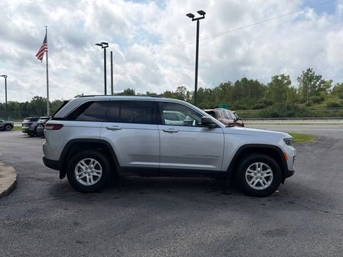 Used 2023 Jeep Grand Cherokee Laredo w/ Luxury Tech Group I AWD/4WD image 6