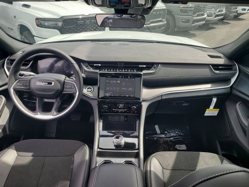 New 2025 Jeep Grand Cherokee L Altitude image 12