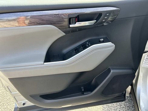Used 2020 Toyota Highlander Limited AWD/4WD image 19