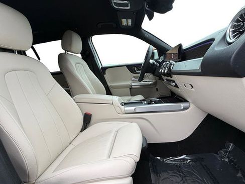 Used 2025 Mercedes-Benz GLB 250 image 17