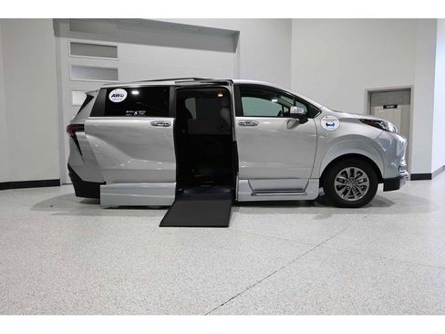 New 2025 Toyota Sienna XLE image 17