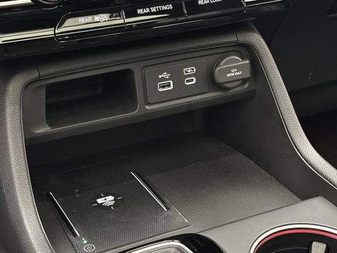 Used 2025 Honda Pilot Black Edition image 29