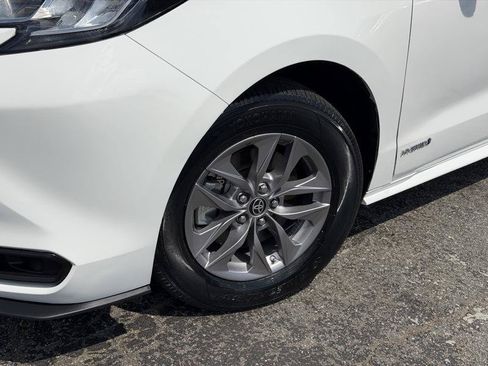 Used 2021 Toyota Sienna LE FWD image 5