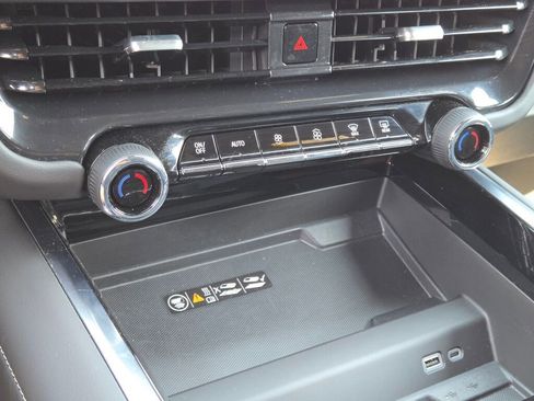 Used 2025 Chevrolet Suburban Premier image 34