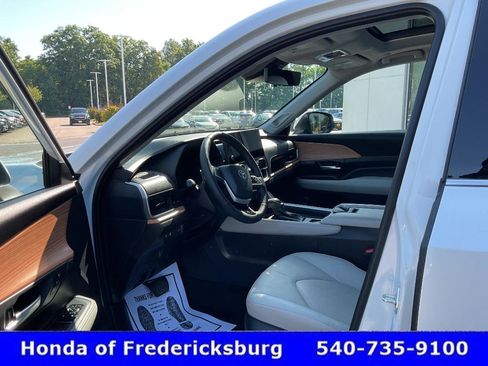 Used 2025 Toyota Grand Highlander AWD image 33