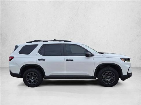 Used 2025 Honda Pilot TrailSport image 4