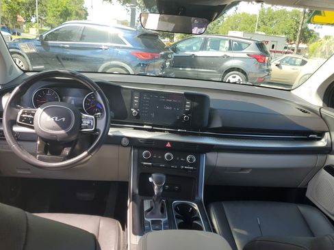 Used 2022 Kia Carnival LX image 12