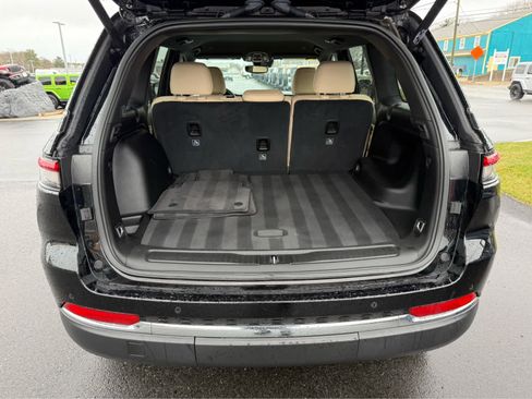 Used 2023 Jeep Grand Cherokee Limited image 7
