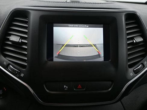 Used 2020 Jeep Cherokee Latitude Plus w/ Comfort/Convenience Group image 20