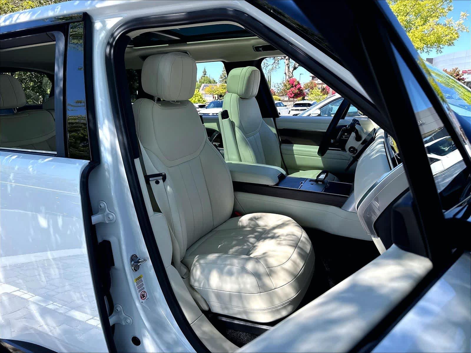 Used 2025 Land Rover Range Rover SE AWD/4WD image 12