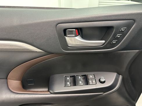 Used 2019 Toyota Highlander Limited Platinum AWD/4WD image 28
