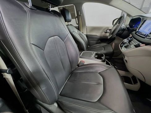 Used 2024 Chrysler Pacifica Touring-L image 28