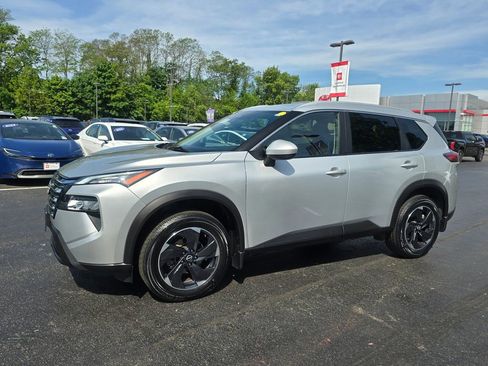 Used 2024 Nissan Rogue SV w/ SV Premium Package FWD image 3