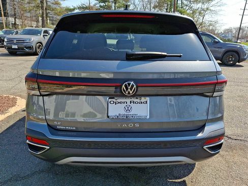 Used 2025 Volkswagen Taos SE FWD image 5