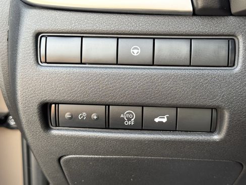 Used 2025 Nissan Rogue SV w/ SV Premium Package image 26