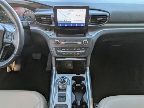 Used 2020 Ford Explorer XLT w/ Equipment Group 202A image 7