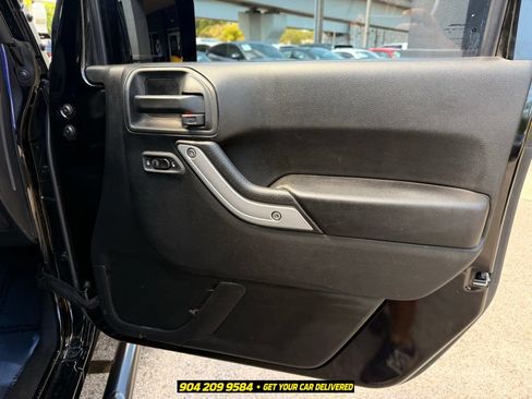 Used 2017 Jeep Wrangler Unlimited Rubicon w/ Connectivity Group AWD/4WD image 30