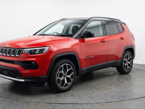 Used 2025 Jeep Compass Limited image 3